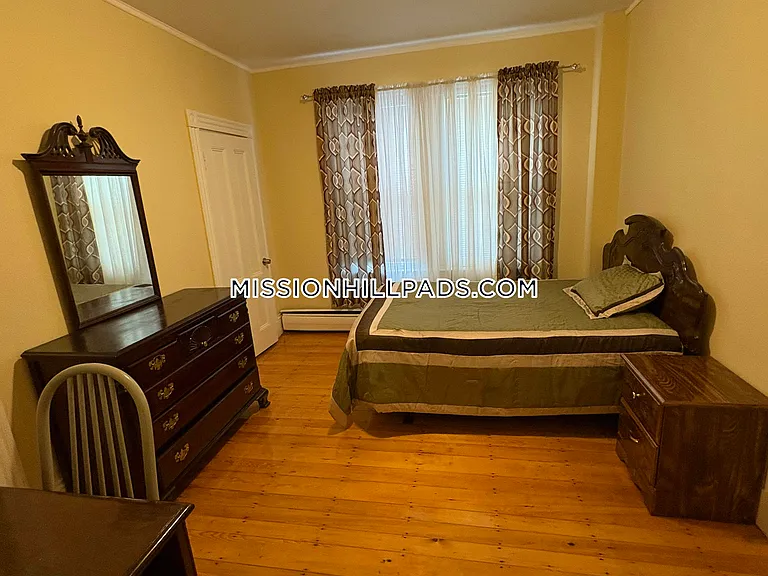123 Hillside St #1 — Photo 4