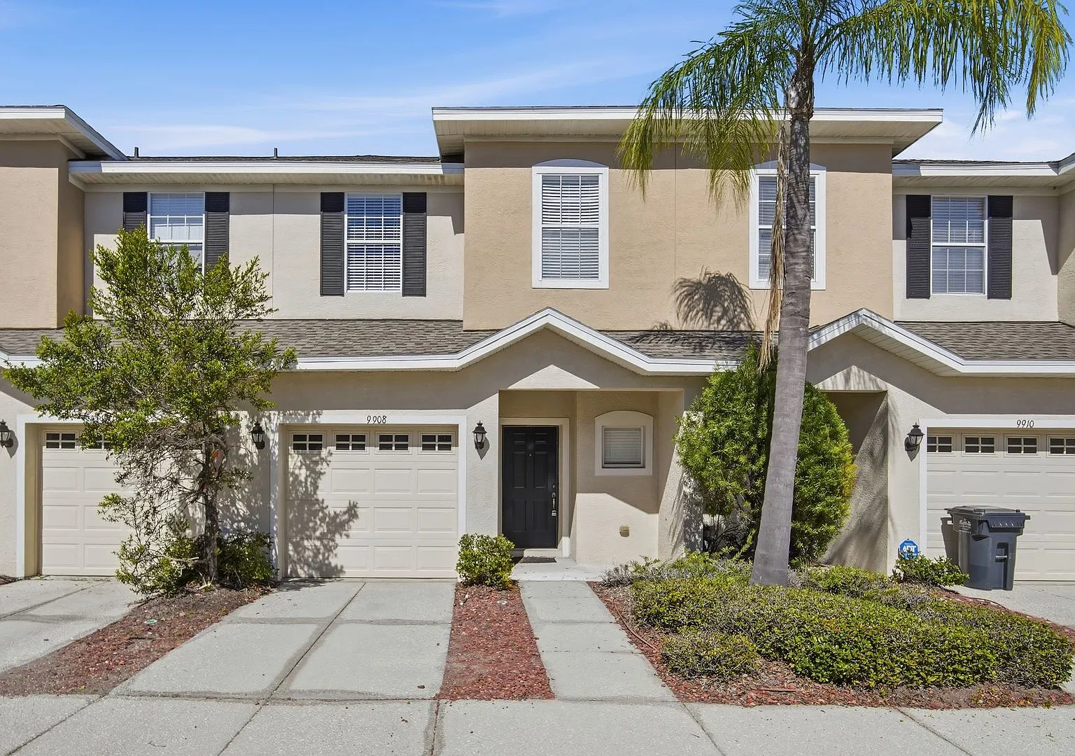 Beautiful 3-Bedroom Townhome in Gated Community Water & Cable Included — Photo 1