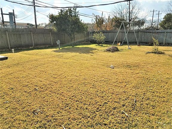 Plenty of space for kids, pets, and friends to hang out. Elementary school is right behind, you could make a door on the back fence and walk to the park or school!