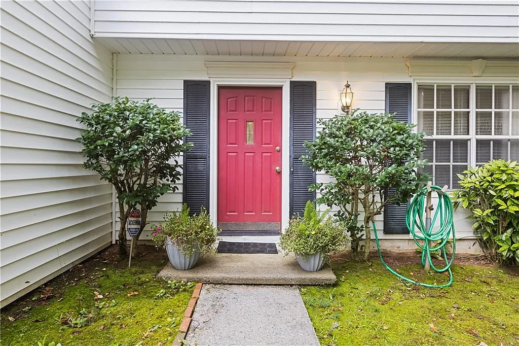 4 bed, 2.5 bath, 2046 sqft, $2,395 — Photo 2