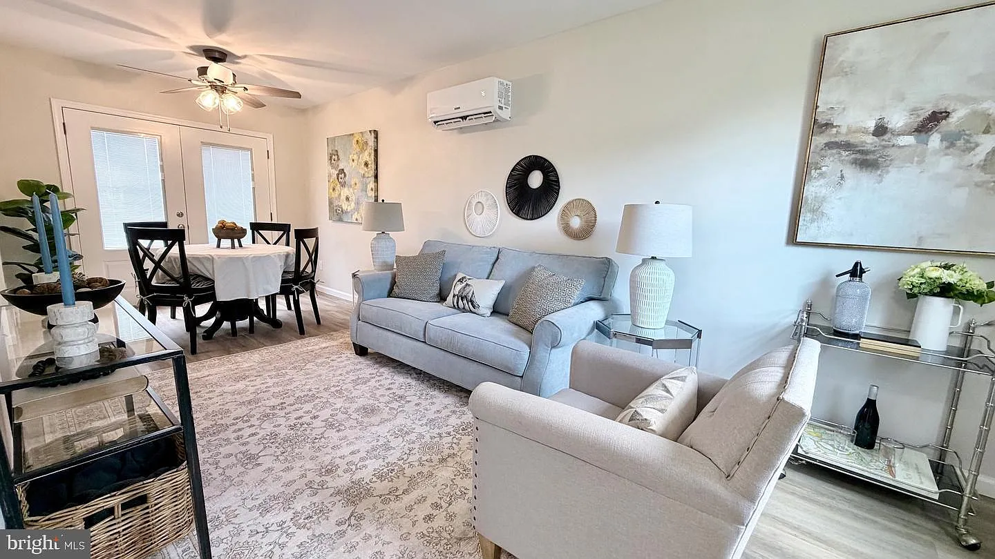 3 bed, 1.0 bath, 975 sqft, $2,150 — Photo 2