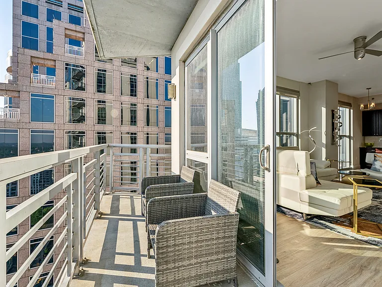 333 W Trade St #22 — Photo 4