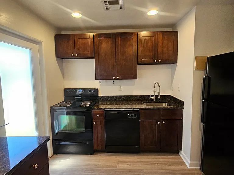 22nd Street Apartments 3015 — Photo 5