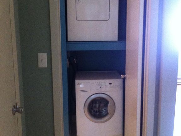 washer & dryer in apartment