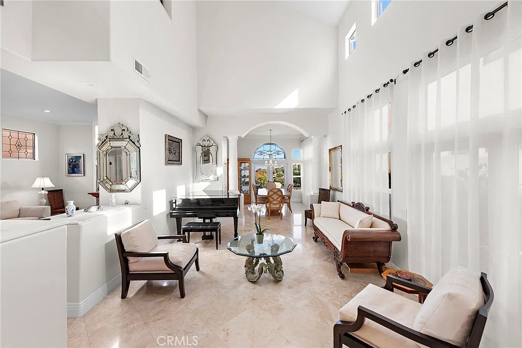 3 bed, 2.5 bath, 2826 sqft, $9,500 — Photo 3