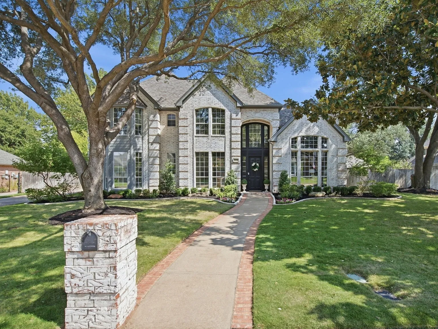 5 bed, 3.5 bath, 4073 sqft, $7,600 — Photo 1