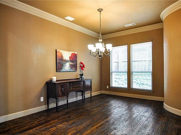 5th image of 2104 S Hill Dr