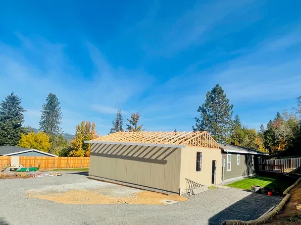 695 NW 1st St, Canyonville, OR 97417