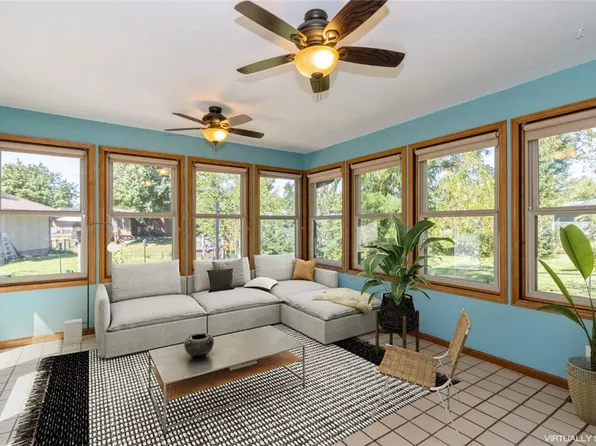 4010 Charter Oak Ln SE, Cedar Rapids, IA 52403