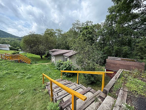 3rd image of 115 Birch Ln
