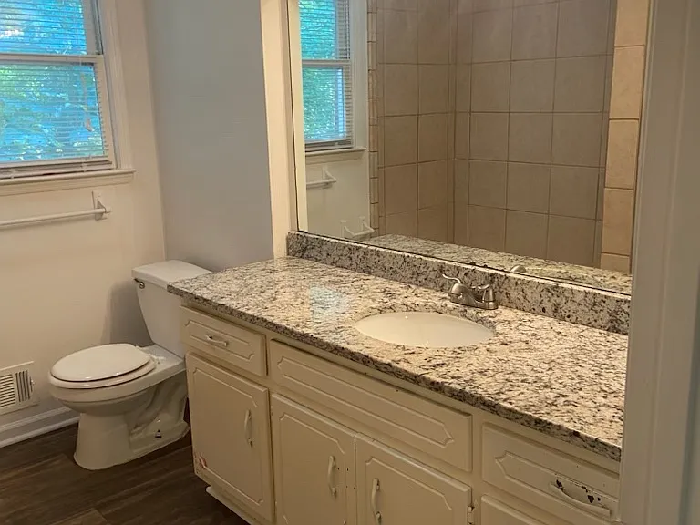 2020 Oakwood Dr #2020 — Photo 6