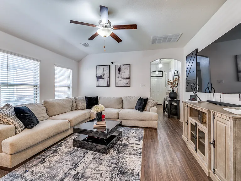 2445 Larimar Dr — Photo 6