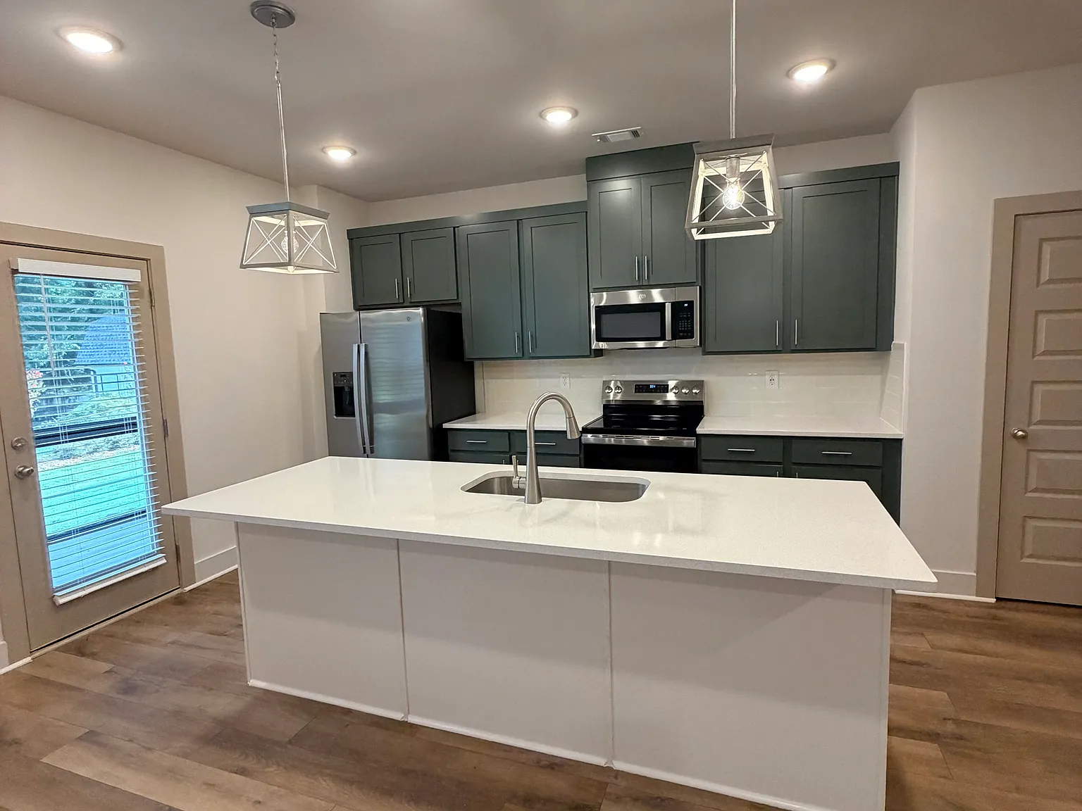 4 bed, 2.5 bath, 1909 sqft, $2,695 — Photo 2
