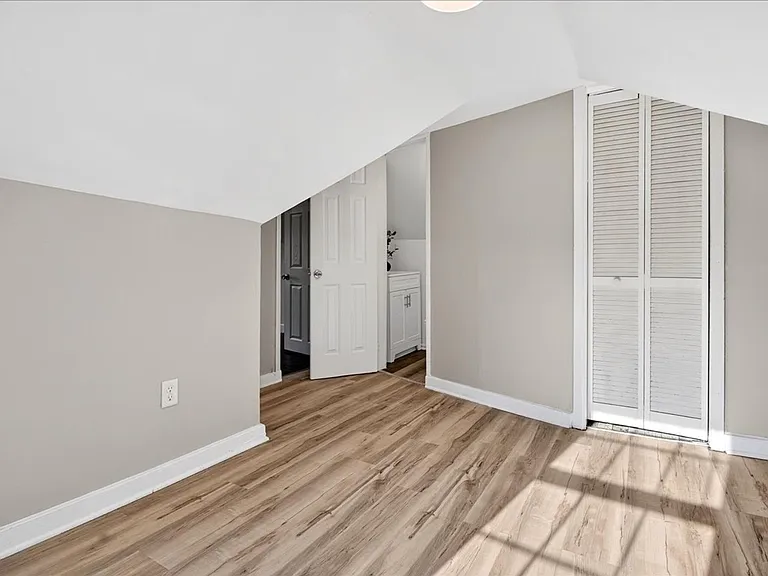 413 E Ormsby Ave — Photo 20