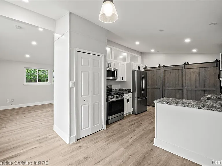 29464 Fairfax St — Photo 7