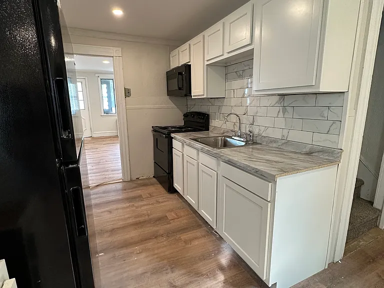305 Powell Ave — Photo 2