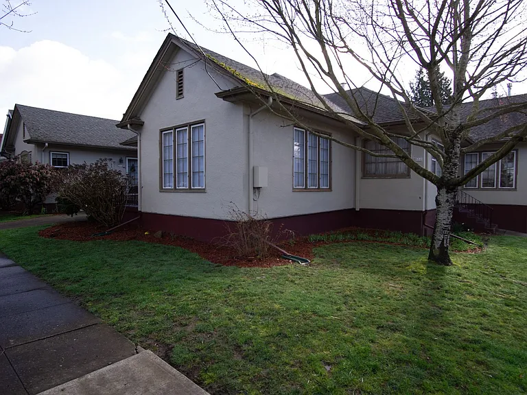 Adorable 1 Bedroom Flat by Laurelhurst Park + SE Belmont! — Photo 2