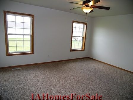 Foyer: Solid oak flooring