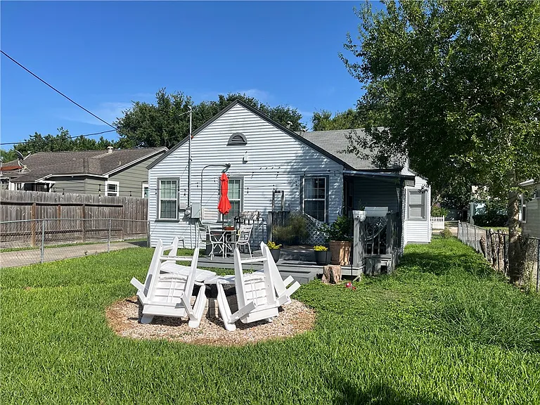 440 Naples St — Photo 8