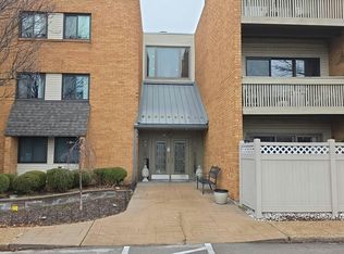 950 E Rue De La Banque St Unit L7, Saint Louis, MO 63141