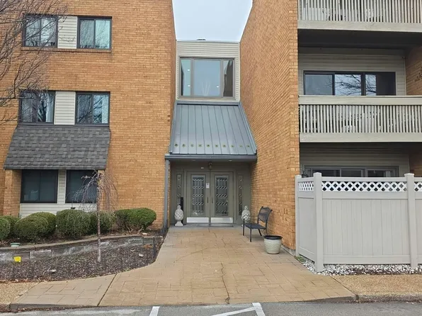 950 E Rue De La Banque St Unit L7, Saint Louis, MO 63141