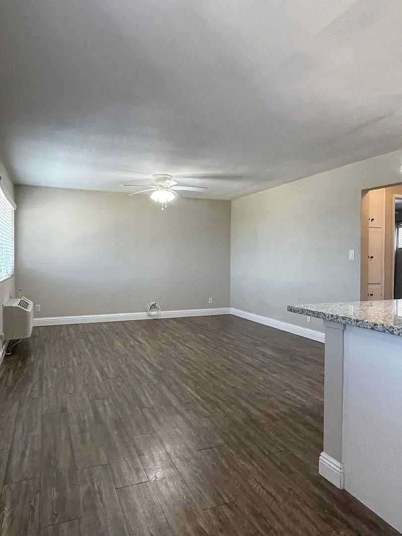 590-596 Iris Drive — Photo 2