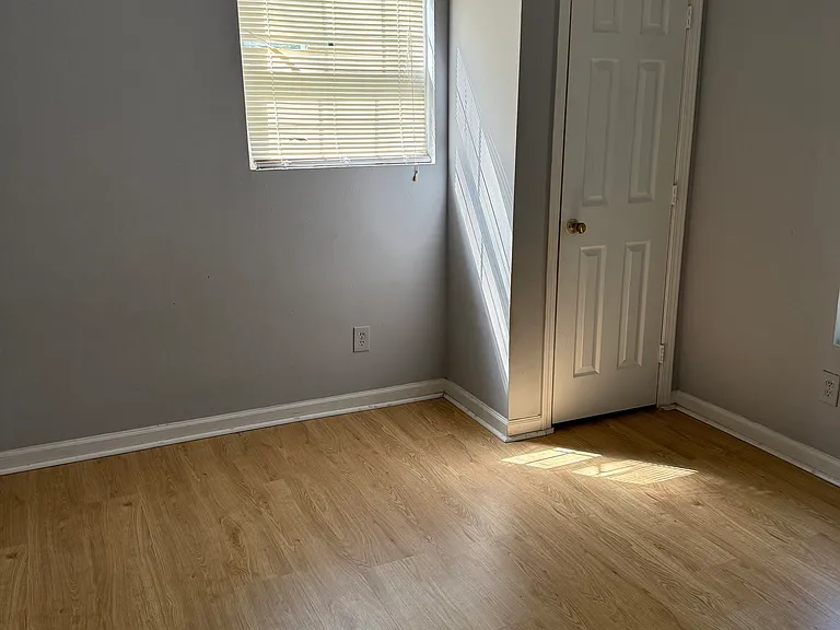 1006 W College St — Photo 12