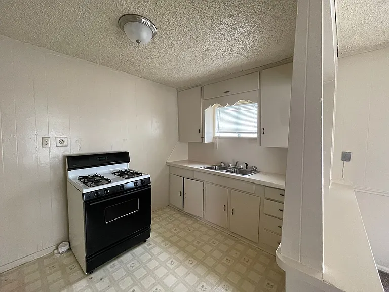 500 Loraine Cir — Photo 4