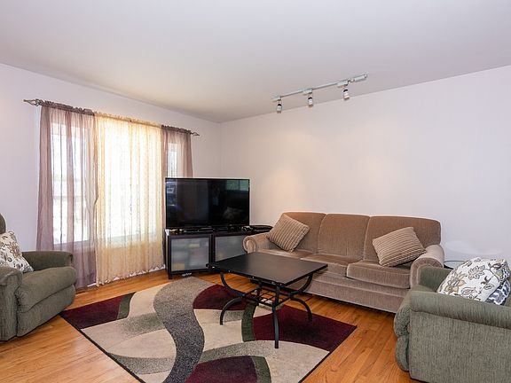 3rd image of 639 Dickens Ave