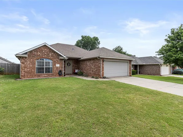 624 E Greenwood Ln, Mustang, OK 73064