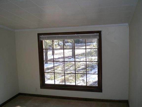LIVING ROOM WITH GREAT LIGHT