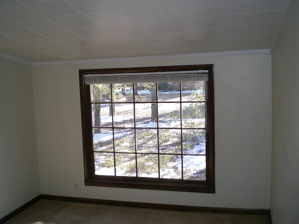 LIVING ROOM WITH GREAT LIGHT