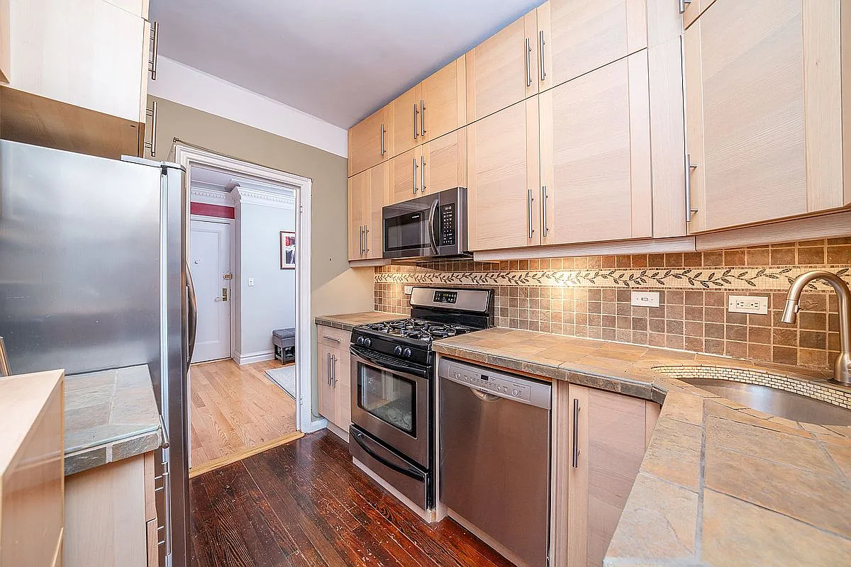 680 W 204th St APT 4C photo 1
