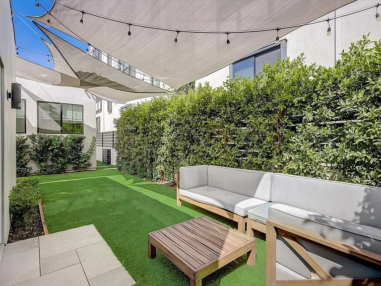 1832 S Redondo Blvd — Photo 24