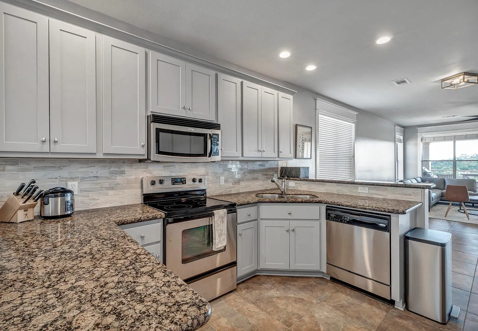 3 bed, 3.0 bath, 1685 sqft, $2,500 — Photo 3