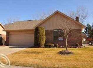 33750 Pine Ridge Dr W, Fraser, MI 48026