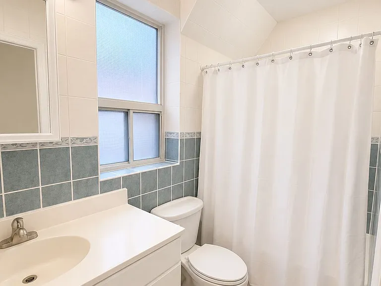 1136 Dufferin St #2 — Photo 6