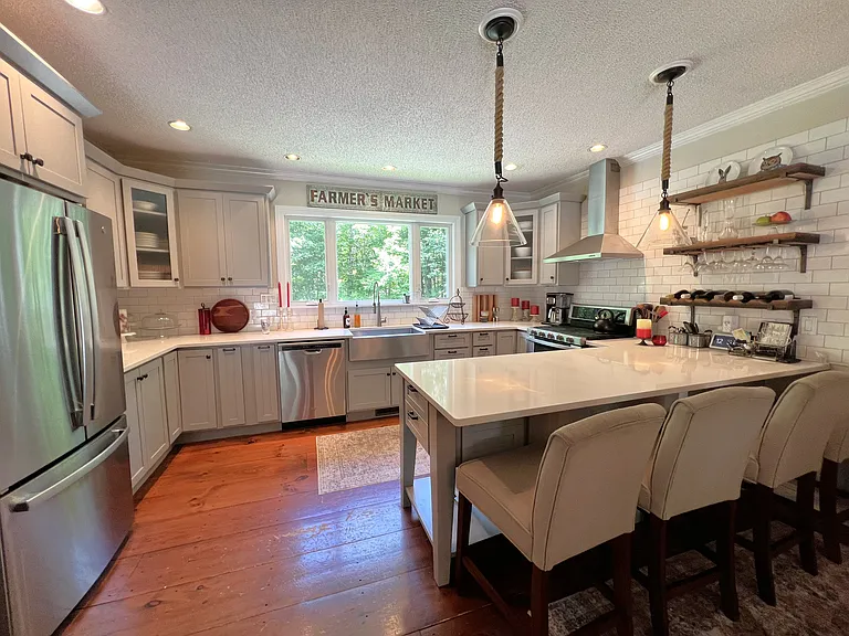 565 Moulton Ln — Photo 3