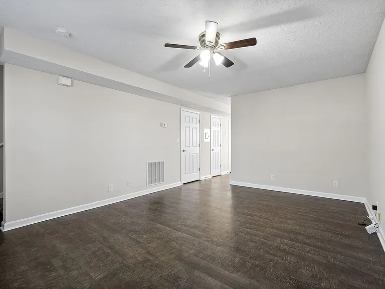 Executive Avenue-249 (x4) — Photo 5