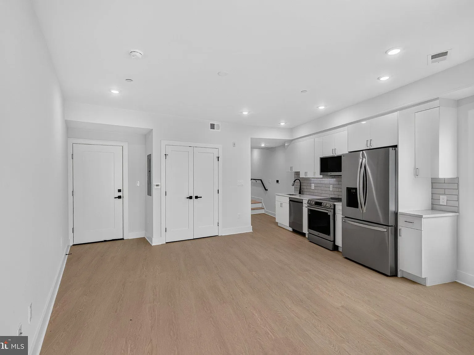 2 bed, 2.5 bath, 1000 sqft, $4,250 — Photo 3