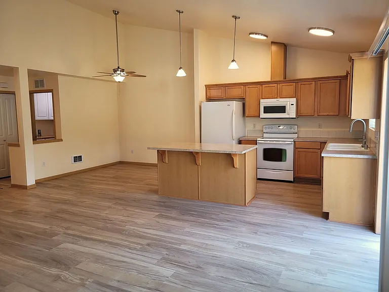 410 Holland Ave — Photo 11