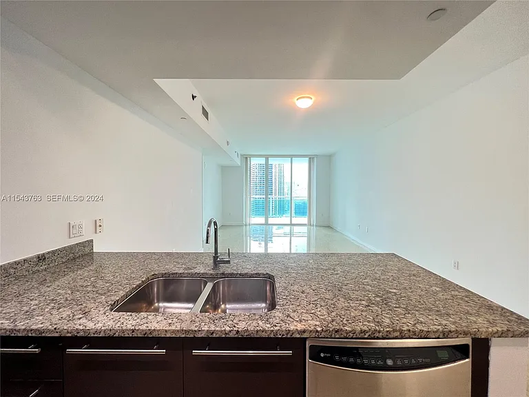 950 Brickell Bay Dr — Photo 5