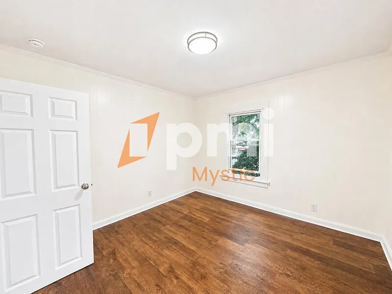 3 bed, 1.0 bath, $1,826 — Photo 4