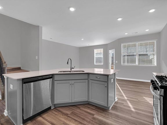 4th image of 305 E Compass Way