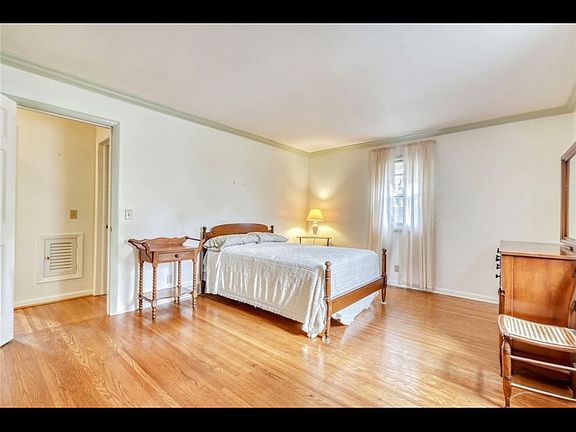 5th image of 7 Hilltop Dr