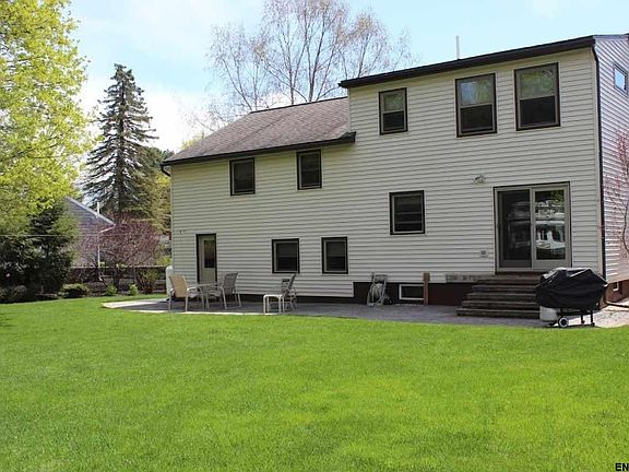 3rd image of 16 Edwin Dr