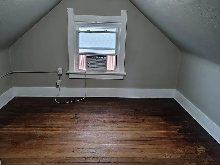 621 E 5th St — Photo 10
