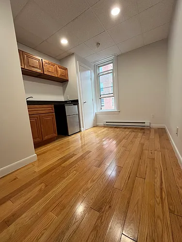 302 Newbury St Photo 1