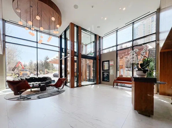 423 6th St, West Vancouver, BC
