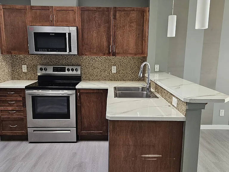 1194 New Brighton Park SE — Photo 3